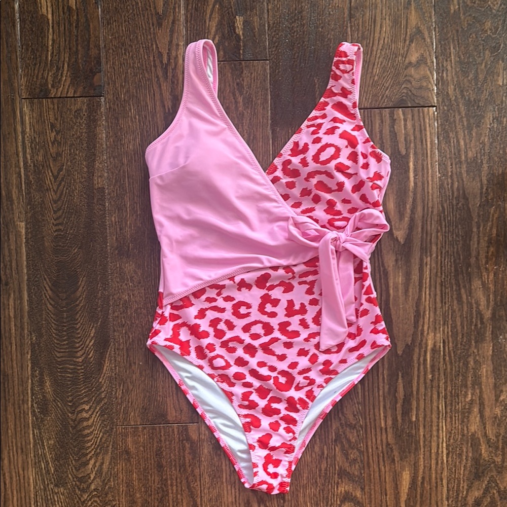 Stylish Pink Leopard Women's One Piece Swimsuit